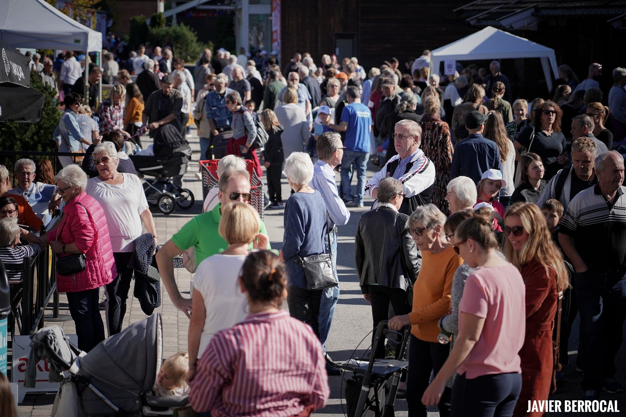 mange folk i gågata på Bjørkelangen