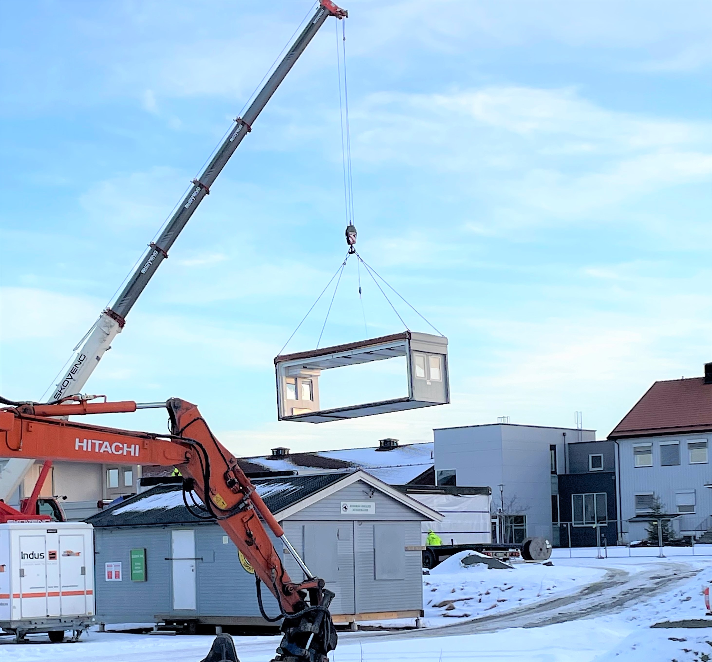 Brakker settes opp som skolepaviljong på Aursmoen. 