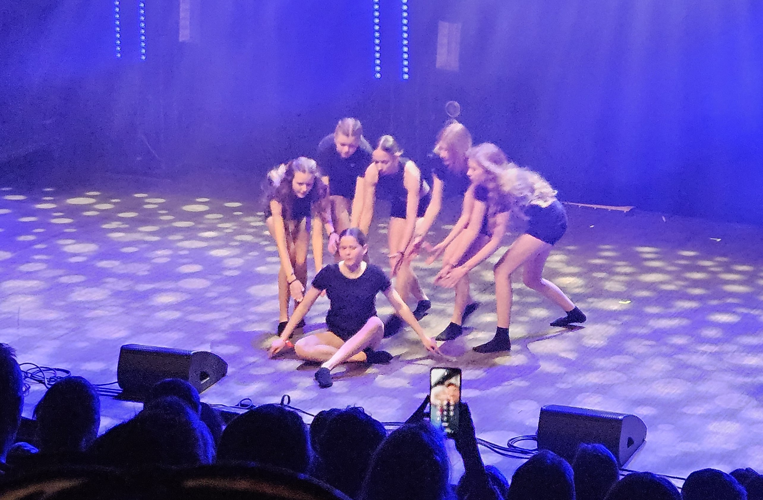 Jenter som danser sammen på scenen. 