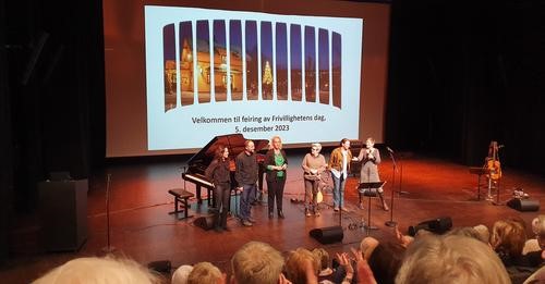 frivillige på scena i kultursalen
