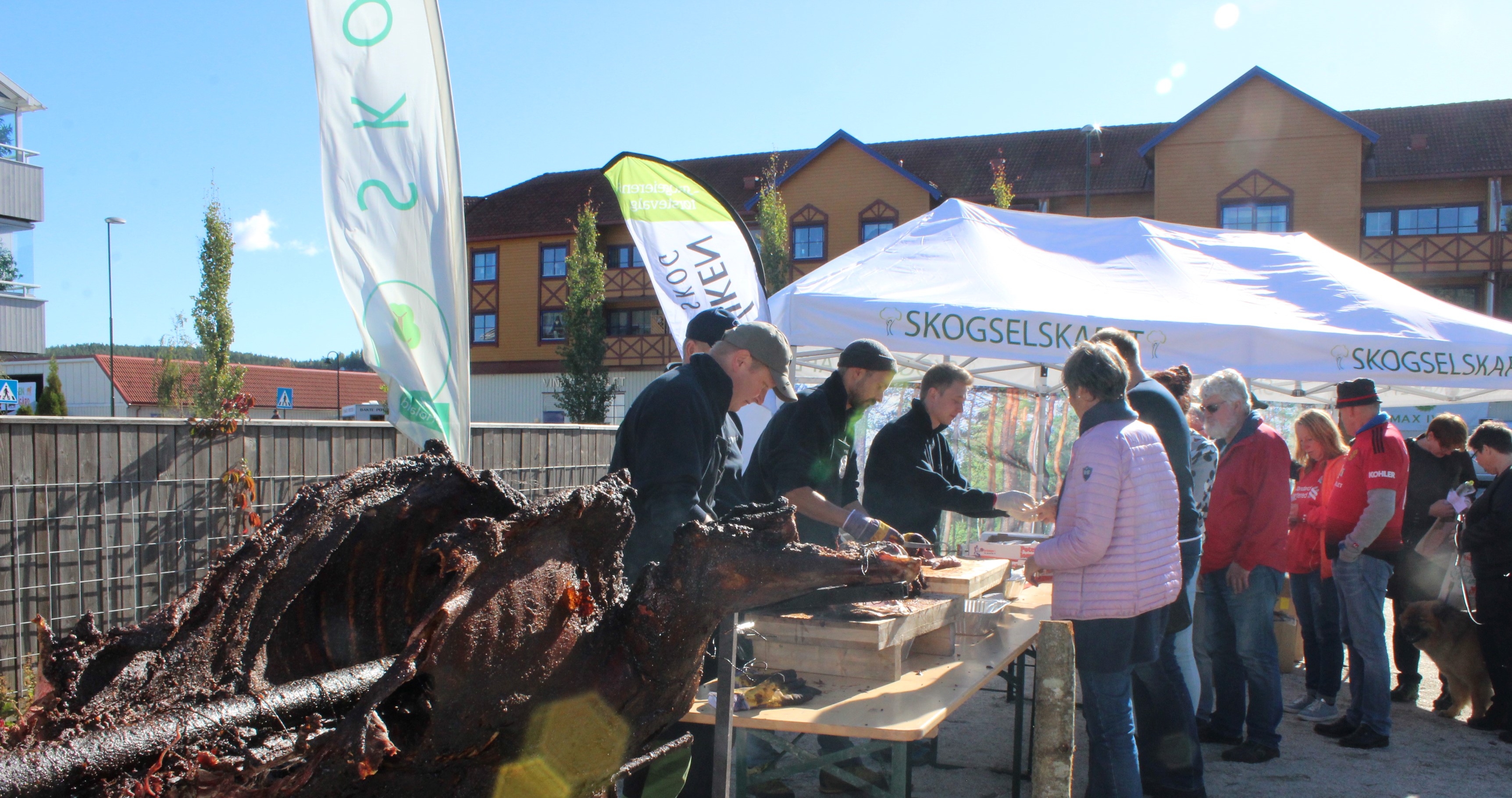 skogselskapet deler ut grillmat