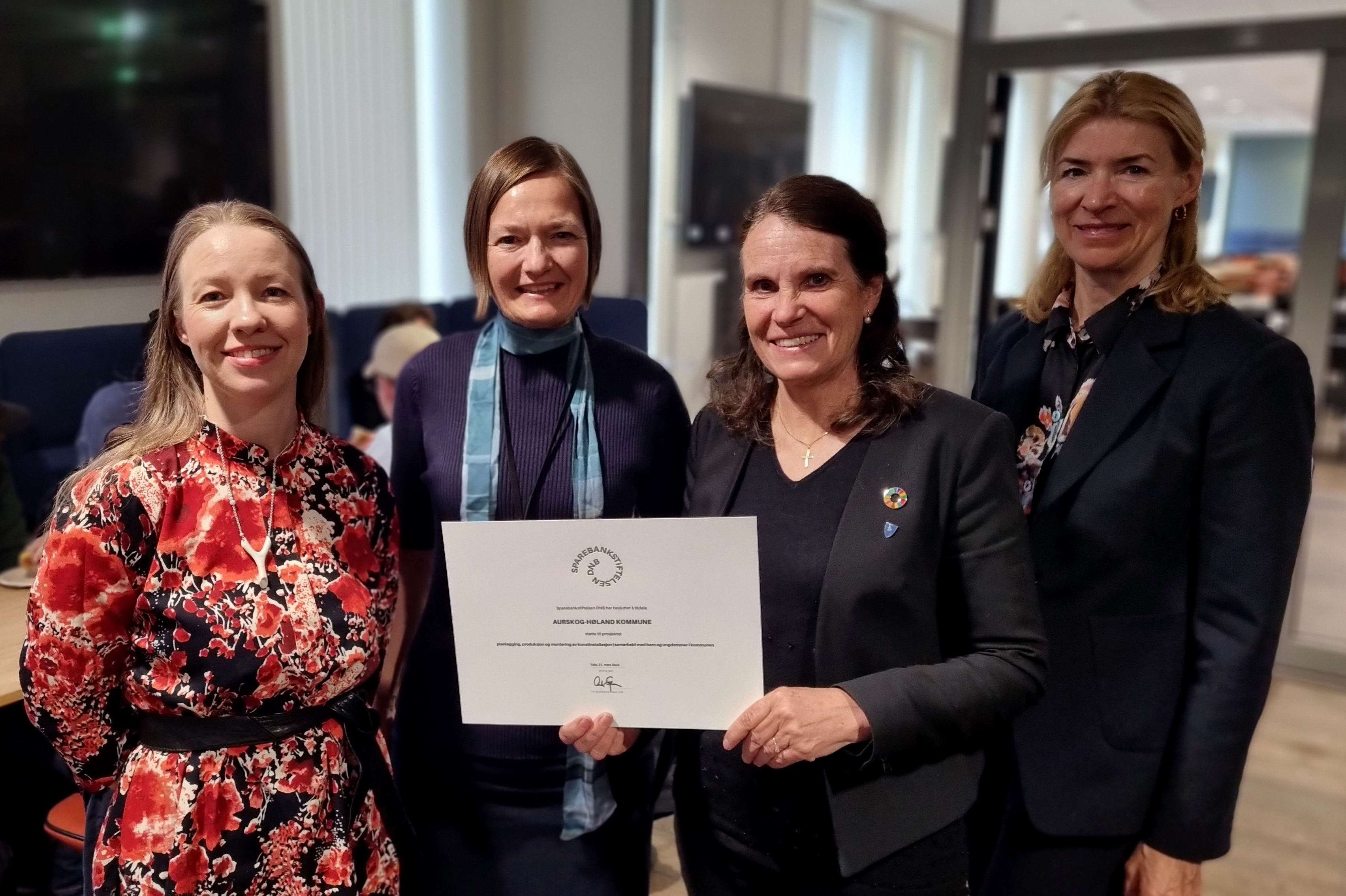 Gjenbrukskunst: Sparebankstiftelsen DNB støtter kunstprosjekt for barn og ung Ronja Allum(AHk), Elin Solberg(DNB), Anne Kirsti Johnsen(AHk) og Synnøve Bjørke(ROAF)