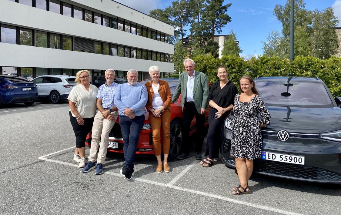 ledere i Ahk står foran bil
